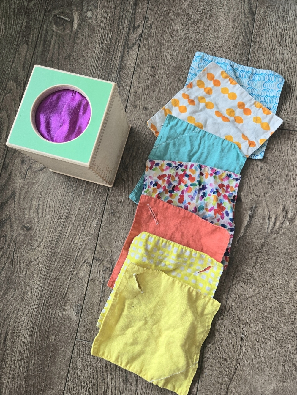 Lovevery Tissue Box Toy + Scarves Charmer Play Kit 3-4 Months | Montessori